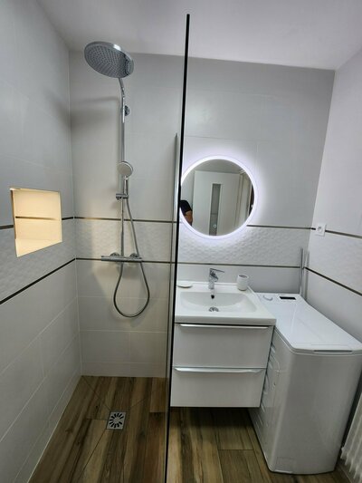 Douche à l'italienne effet bois dans une salle de bain de Montpellier