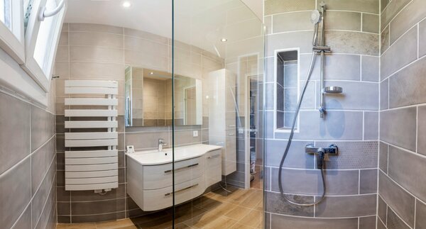 Rénovation de salle bain sur Clapiers avec pose de carrelage en quinconce. Et création d'un niche carrelée