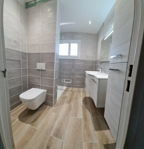Rénovation totale de la salle de bain avec WC suspendu et bac de douche extra plat