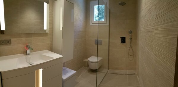 Salle de bain ton pierre avec douche à l'italienne avec caniveau