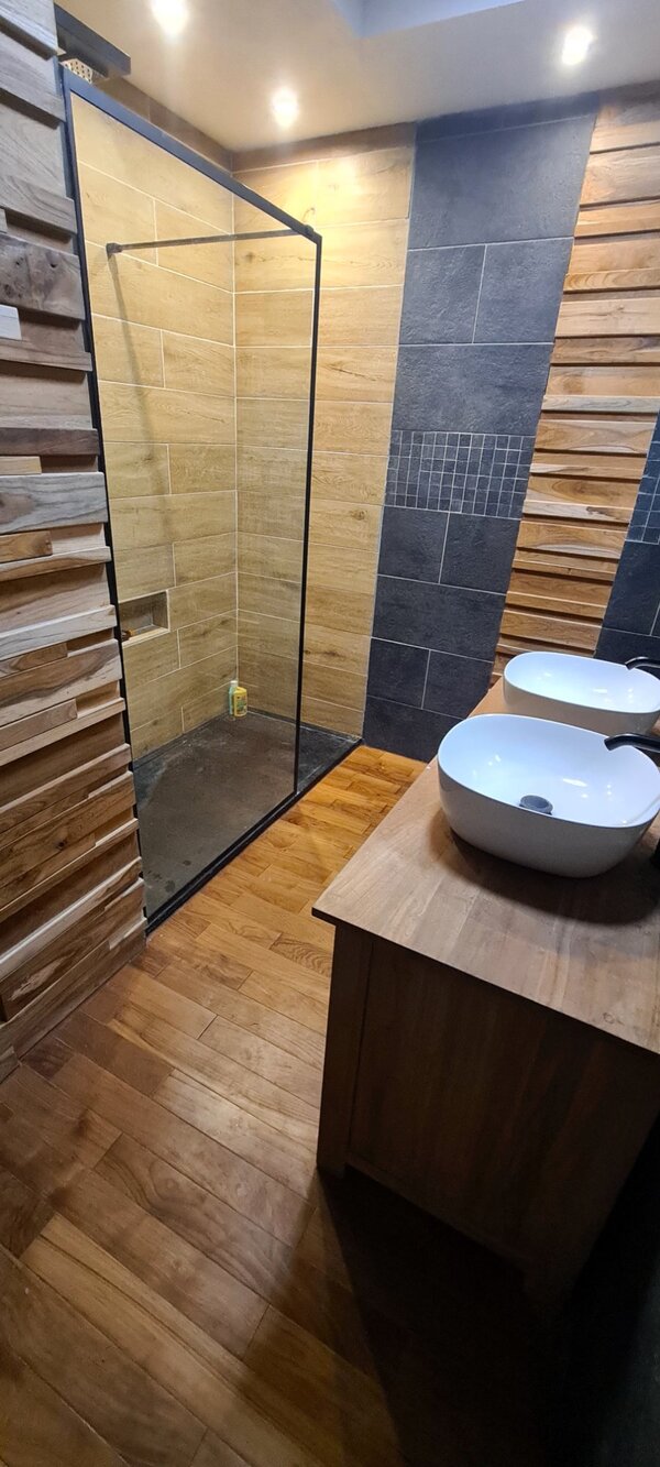 Salle de bain avec carrelage ardoise et bois. Meuble et sol en teck