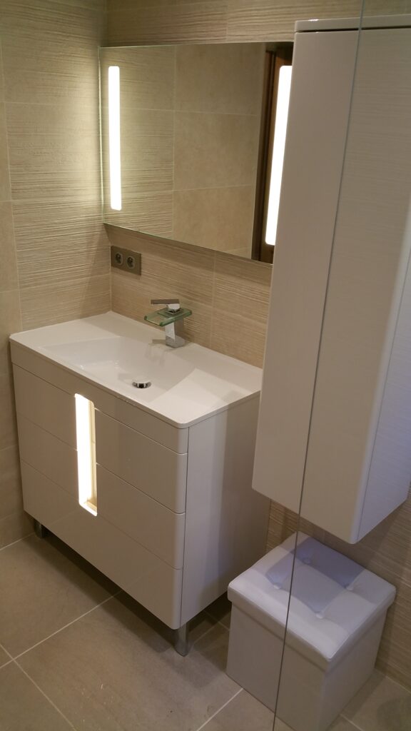 Pose de mobilier de salle de bain blanc